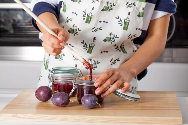 Casalinga che riempie il barattolo di marmellata — Foto Stock