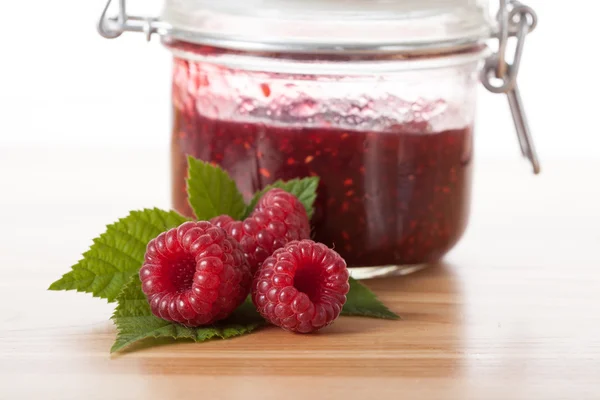 Confiture de framboises dans le pot — Photo