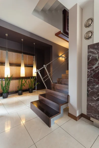 Bir merdiven ile koridor — Stok fotoğraf