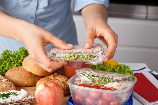 Frau bereitet Essen zum Mitnehmen zu — Stockfoto