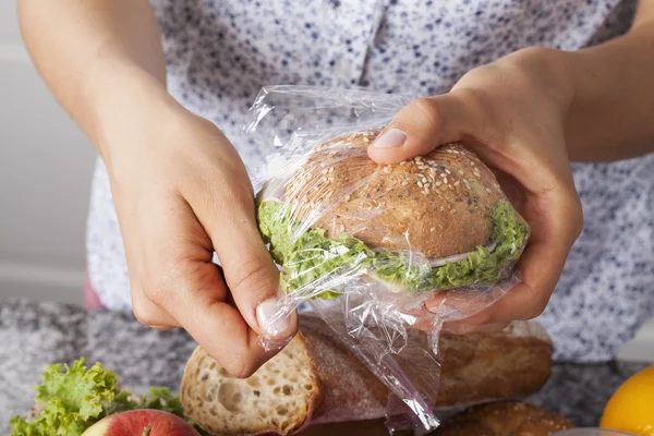 Mãe foiling um sanduíche — Fotografia de Stock