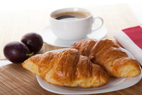 Deux croissants et une tasse de café — Photo