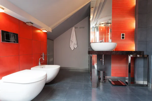 Banheiro vermelho e cinza — Fotografia de Stock