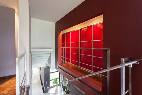 Muro rosso illuminato in casa moderna — Foto Stock