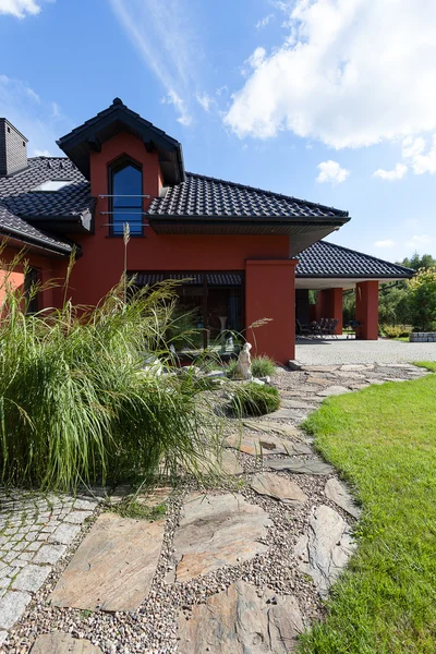 Stone path nearby the huge mansion — Stock Photo, Image