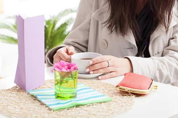 La mujer descuidada en el café —  Fotos de Stock