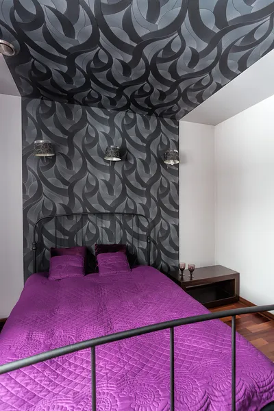 Landhaus - violettes Schlafzimmer — Stockfoto