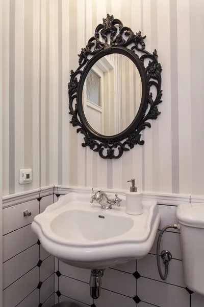 老式的厕所，用一面镜子 — 图库照片