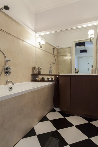 Banheiro com azulejos preto e branco — Fotografia de Stock