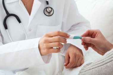Doktor ziyareti sırasında bir sıcaklık almak