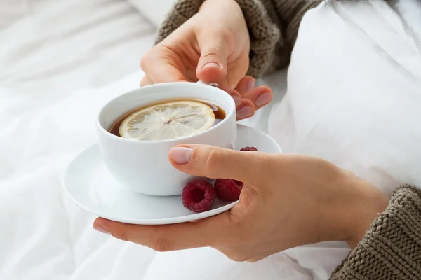 Té caliente con frambuesas para la gripe — Foto de Stock