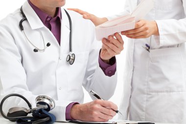 bir doktor için kan testi sonuçları veren hemşire