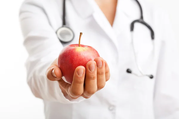 Доктор держит яблоко — стоковое фото