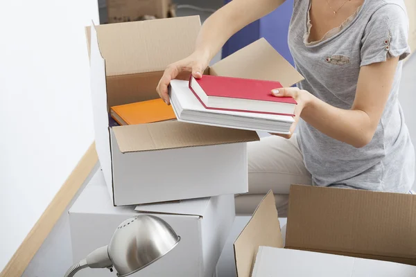 Woman packing herself — Stock Photo, Image