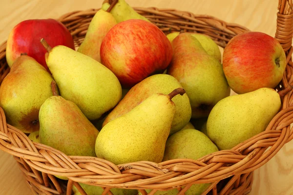 Korb mit Birnen und Äpfeln — Stockfoto