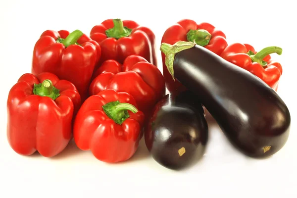 Geïsoleerde aubergines en pepers — Stockfoto