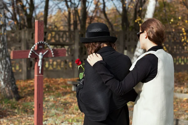 Två kvinnor på kyrkogården i höst — Stockfoto