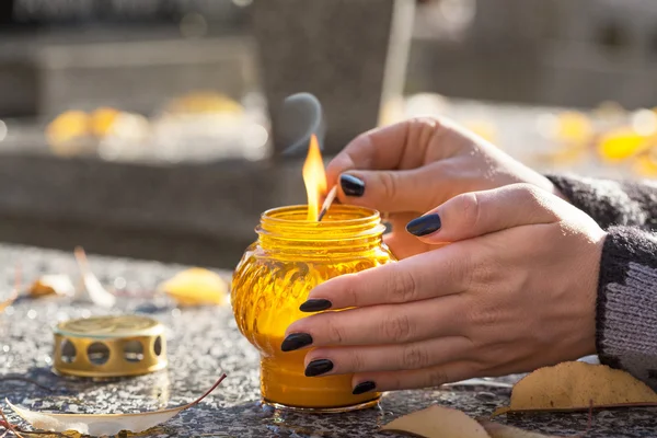 Lighting a candle — Stock Photo, Image