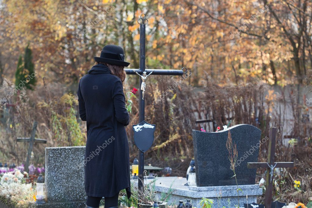 Стоит над могилой девчонка. Мужчина у могилы. Фотосессия на кладбище. Человек плачет над могилой. Женщина у могилы.