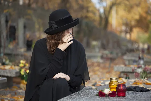 Femme en deuil au cimetière — Photo