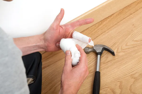 Lesioni durante il lavoro domestico — Foto Stock