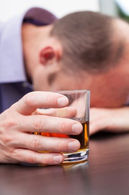 alkol ile yorgun işadamı