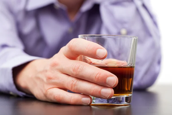 Zakenman met glas whisky — Stockfoto