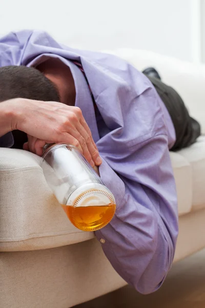 Biznesmen uzależnionych od alkoholu spanie — Zdjęcie stockowe
