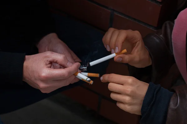 Люди залежні від сигарет — стокове фото