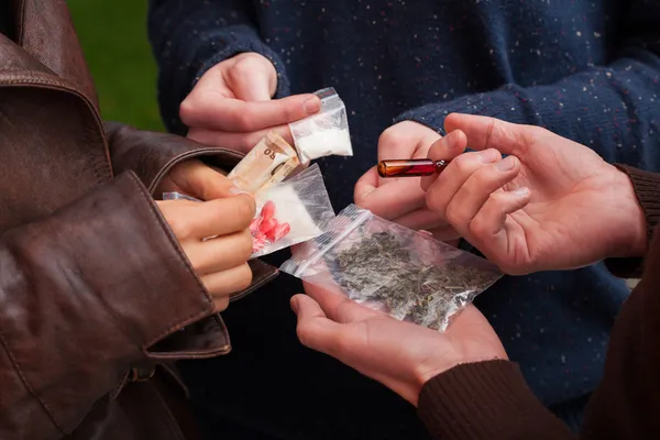 Drogendealer verkauft Drogen — Stockfoto