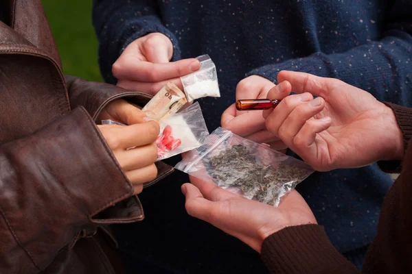 Drugdealer verkoop van drugs — Stockfoto