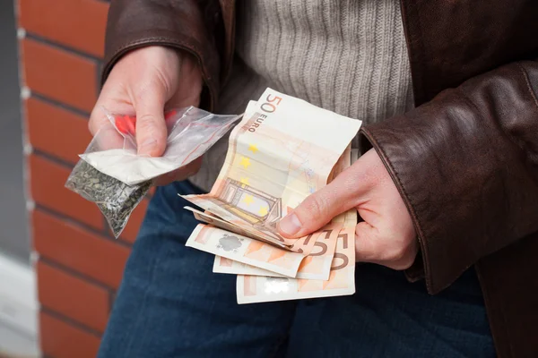 Traficante contando dinero —  Fotos de Stock