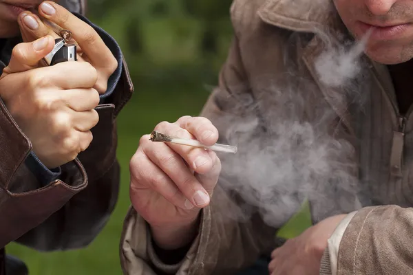 Lighting up the pipe — Stock Photo, Image