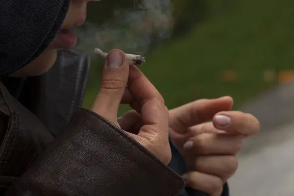 Mädchen mit einem Joint — Stockfoto