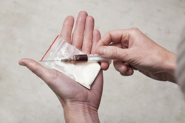 Seringa e saco com cocaína — Fotografia de Stock