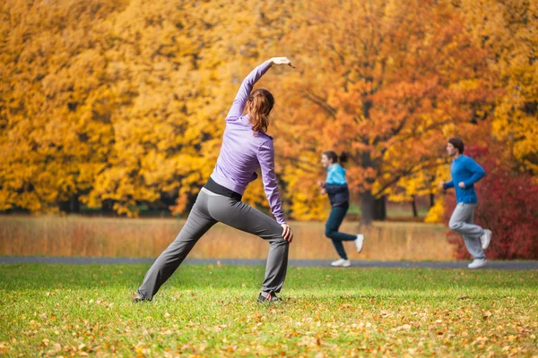 Yoga machen — Stockfoto