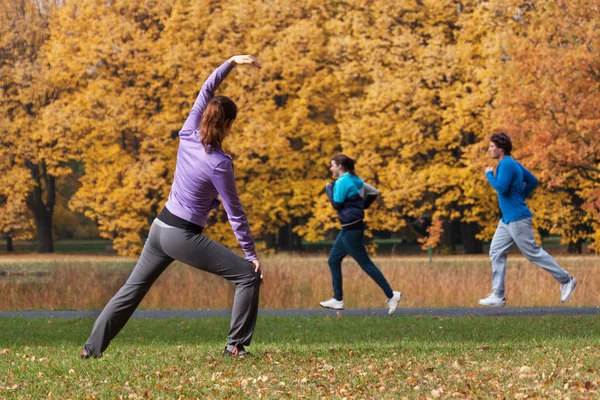 Ungdomar som utövar i park — Stockfoto