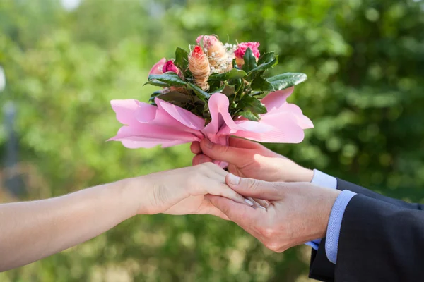 Coppia con un bouguet — Foto Stock