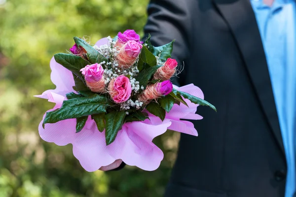 Man met boeket rozen — Stockfoto