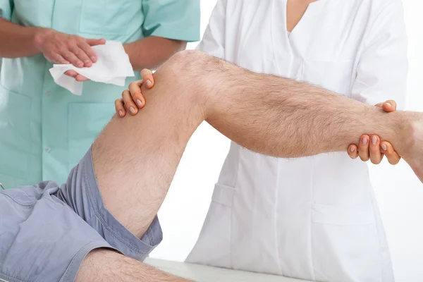 Médico examinando a un paciente — Foto de Stock