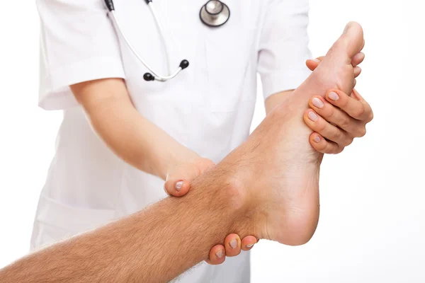 Lekarz bada bolesne stopy — Zdjęcie stockowe