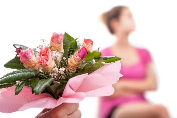 Mujer herida y ramo de flores — Foto de Stock