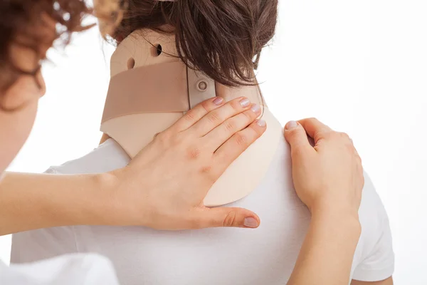 Médico examinando un cuello — Foto de Stock