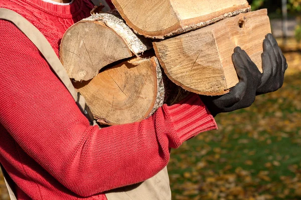 Travail à la ferme - travailleur agricole exploitant le bois de chauffage — Photo