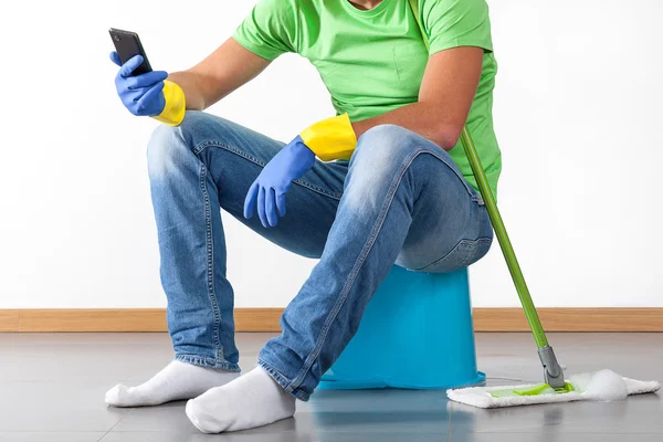Pausa durante i lavori domestici — Foto Stock