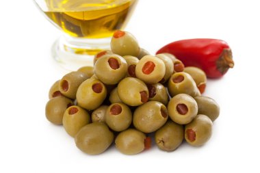 Kırmızı biberli yeşil zeytin