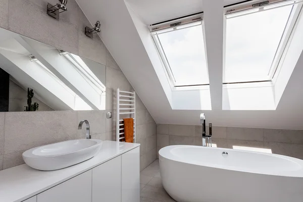 Városi lakás - a tetőtérben fürdőszoba — Stock Fotó