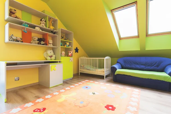 Городская квартира - детская комната — стоковое фото