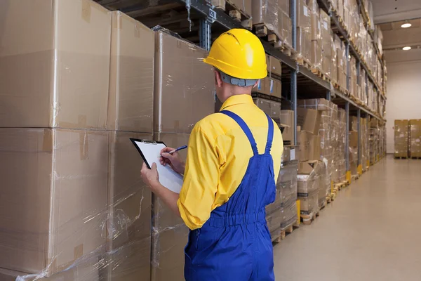 Manager checking products — Stock Photo, Image