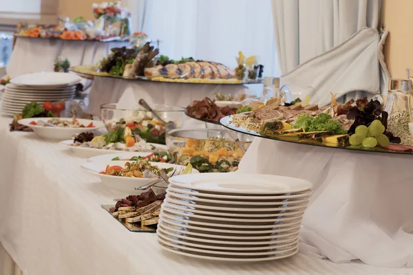 Закуски и салаты на шведском столе — стоковое фото